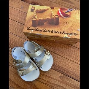 Salt water baby gold sandal size 3